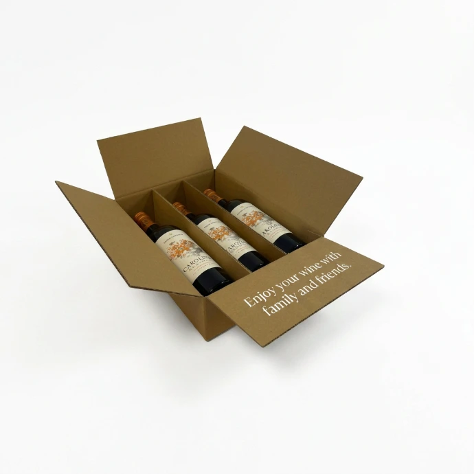 Un emballage en carton pour 3 bouteilles de vin disposées côte à côte